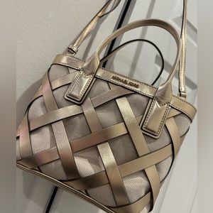 Gorgeous Michael Kors short handle / crossbody
